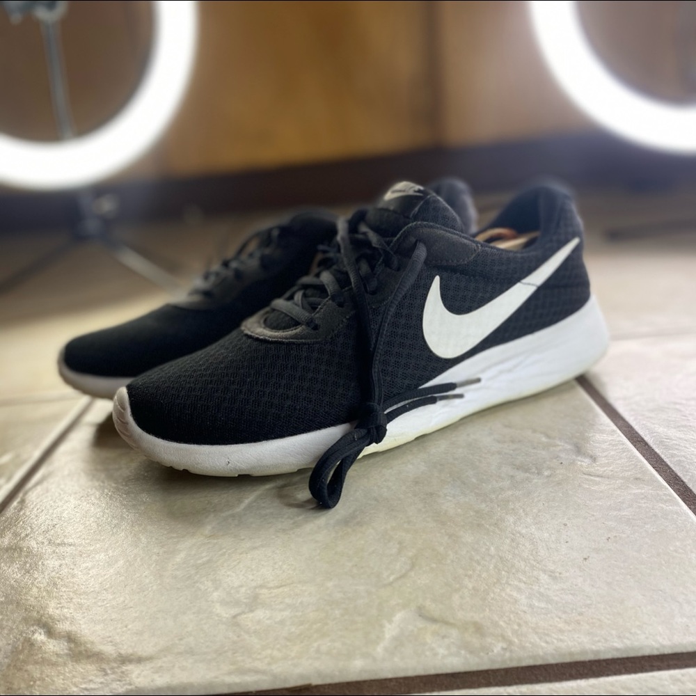 Woman's Shoe Nike Tanjun 9.5